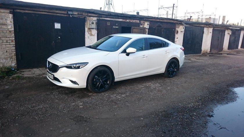 Белая Мазда 6 с черными дисками