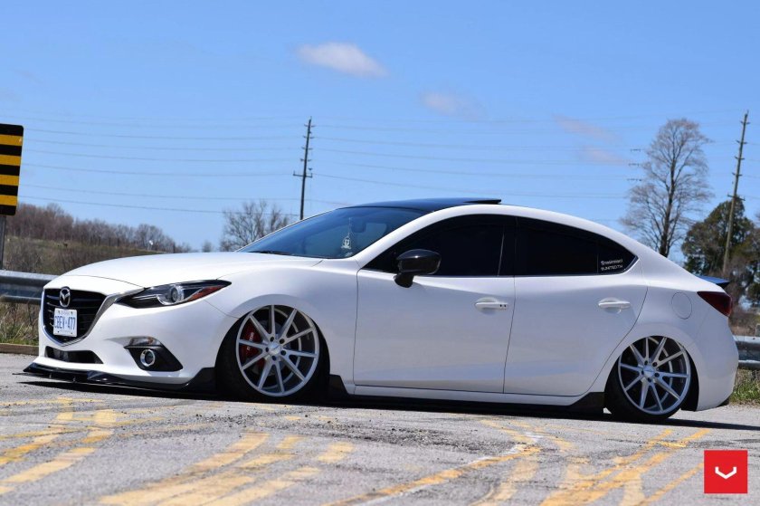 Белая Мазда 6 на ВОССЕНАХ