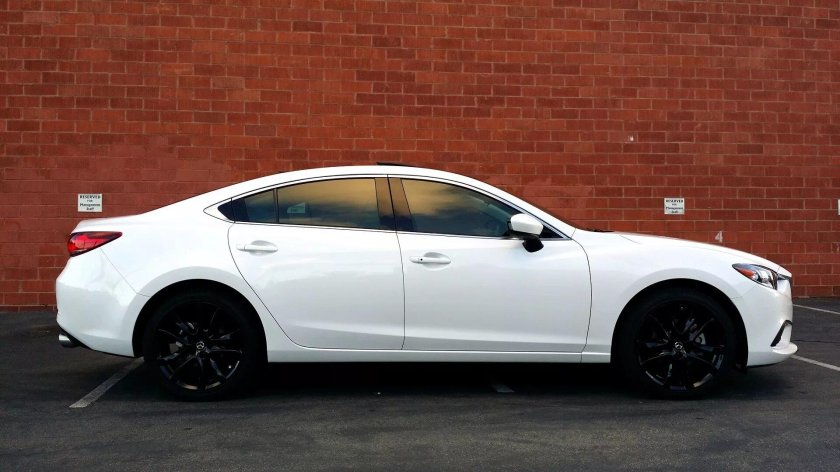 Белая Мазда 6 с черными дисками