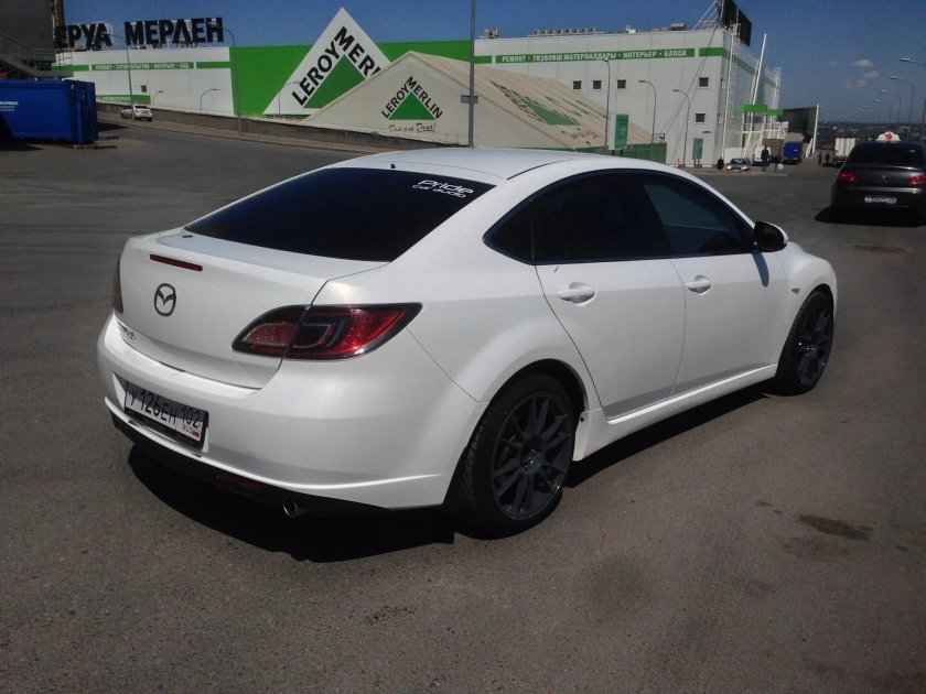 Белая Мазда 6 GH на дисках