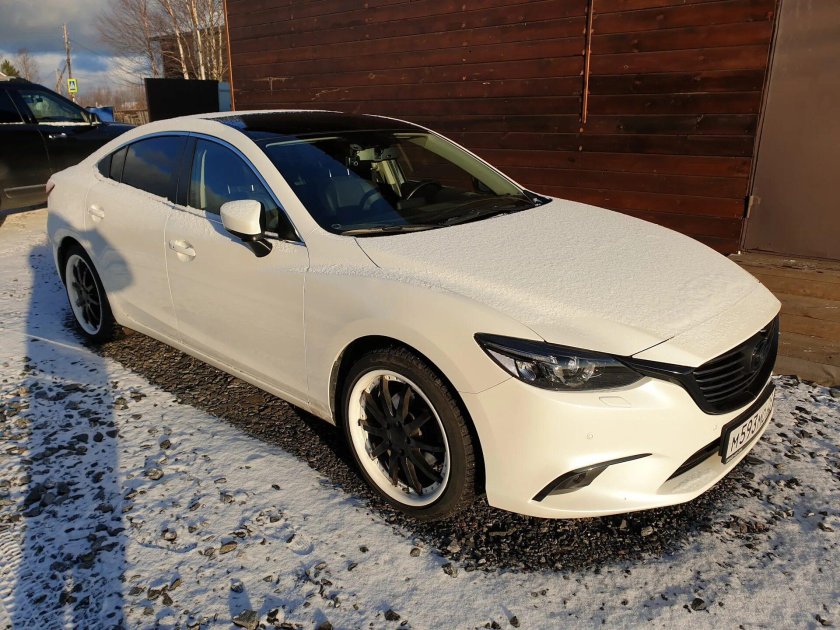 Белая Мазда 6 с черными дисками