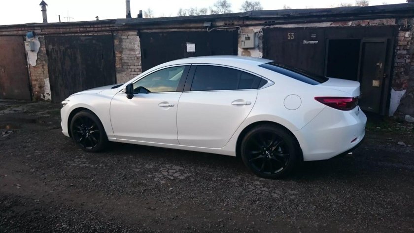 Белая Мазда 6 с черными дисками