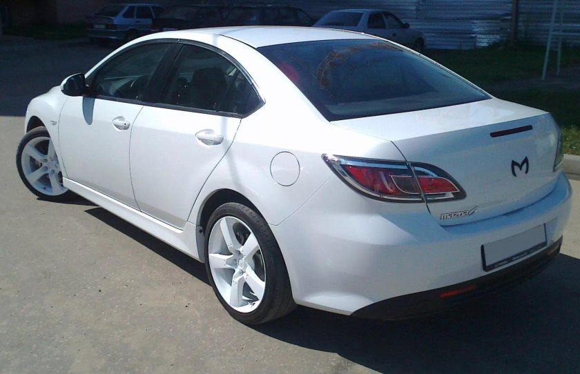 Мазда 6 белая на белых дисках