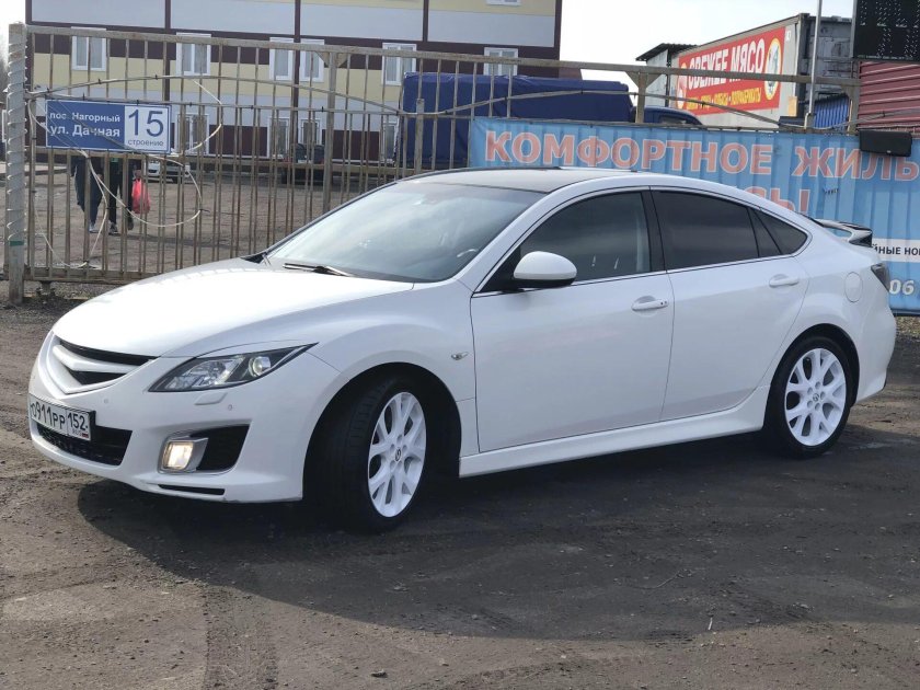 Белая Мазда 6 GH на дисках