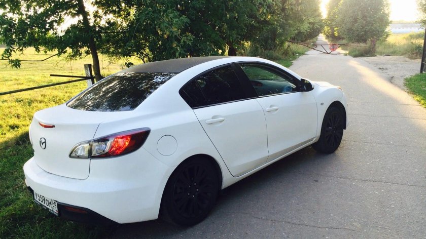 Мазда 3 седан белая с черной крышей