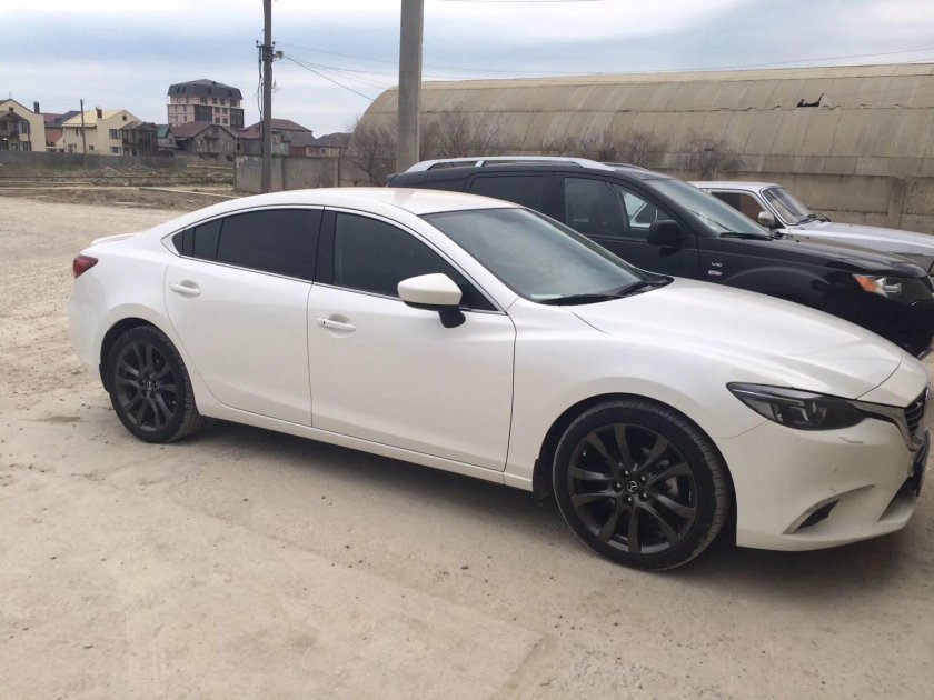 Белая Мазда 6 с черными дисками