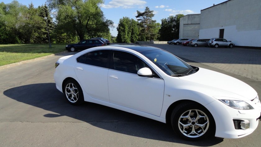 Мазда 6 белая на белых дисках