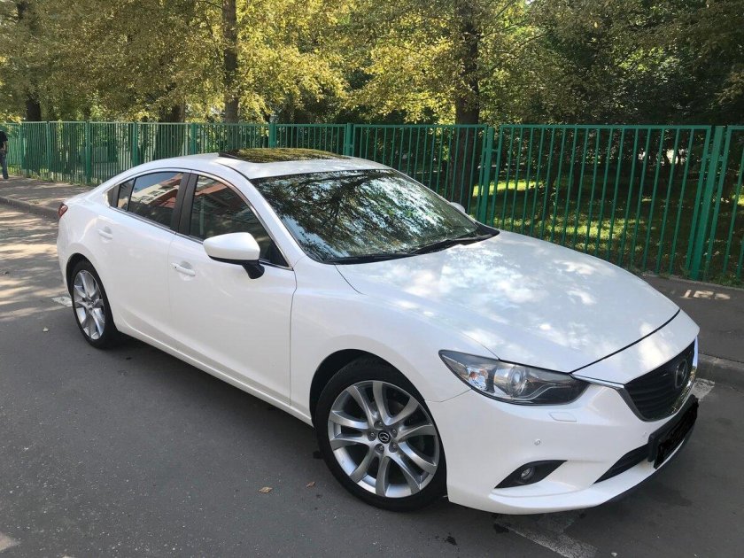 Белая мазда 6