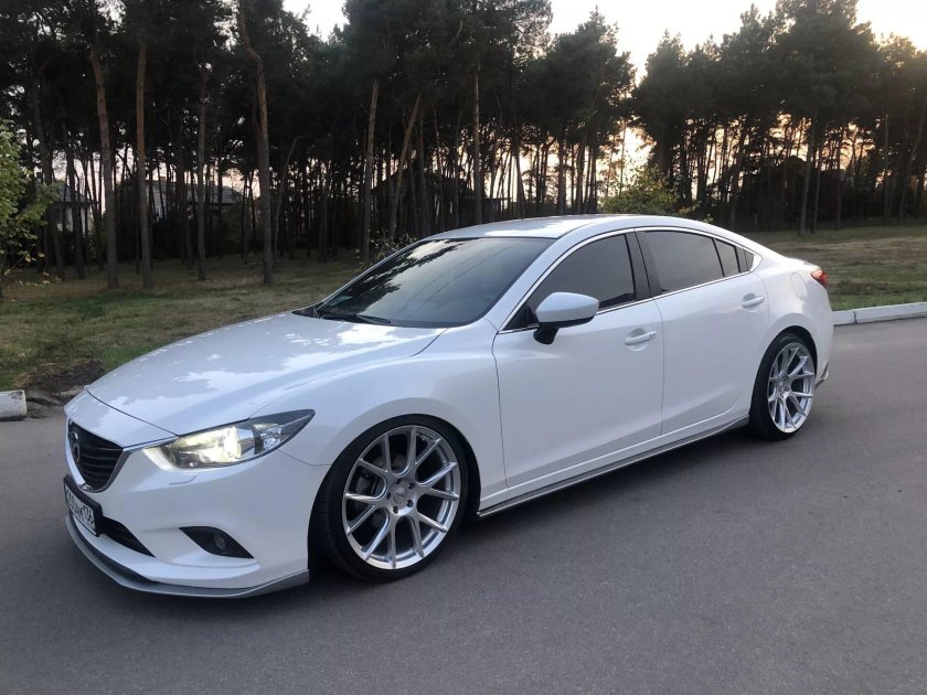 Мазда 6 на ВОССЕНАХ Р 20 белая