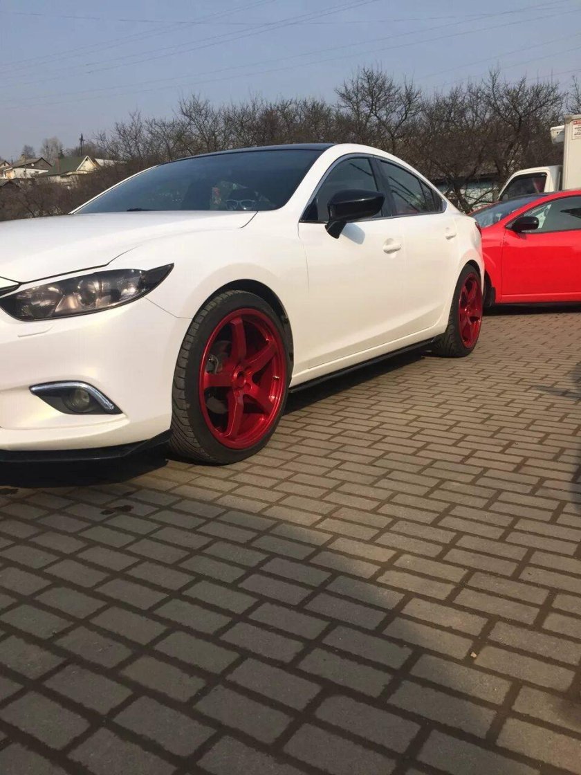 Красная Мазда 6 GH на дисках