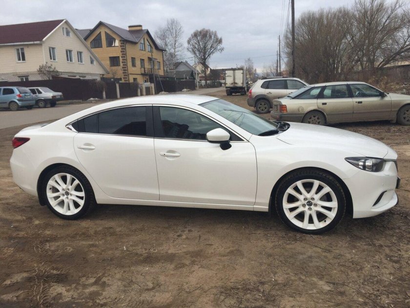 Мазда 6 белая на белых дисках