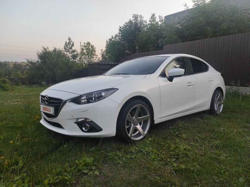 Белая мазда 3
