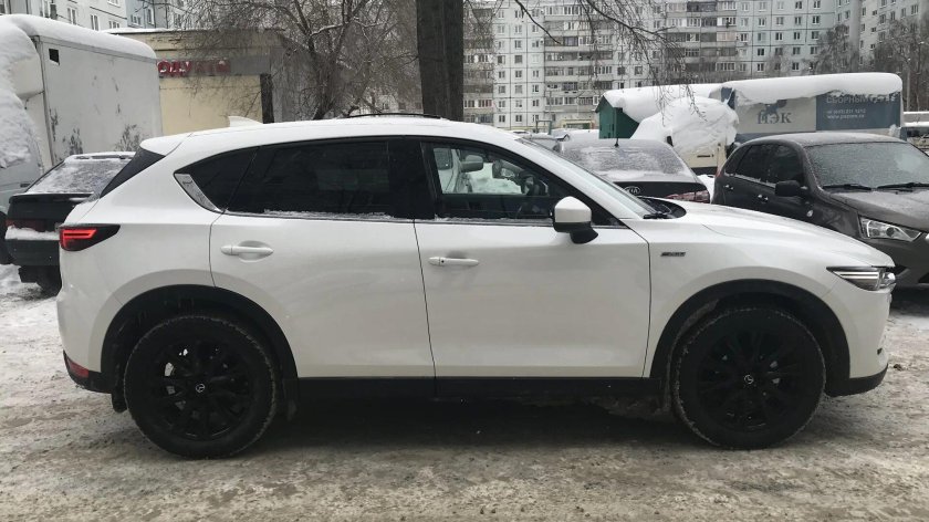 Белая Мазда СХ-5 Блэк эдишн