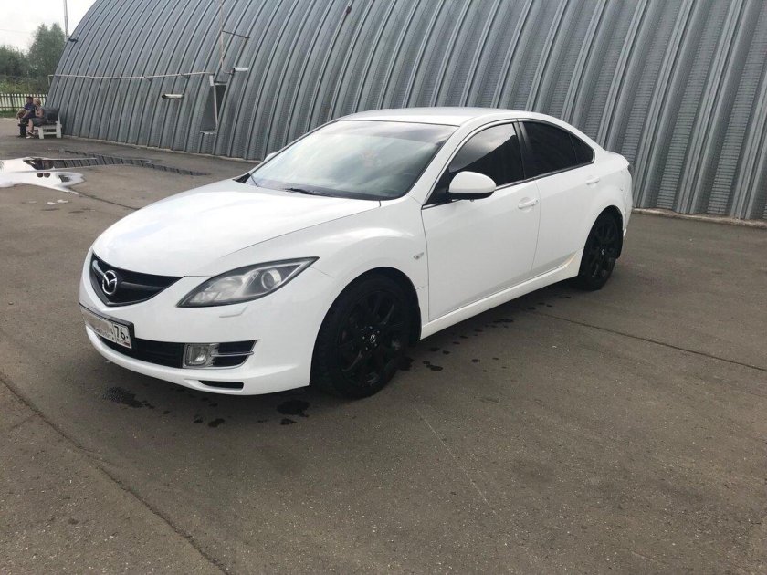 Белая мазда 6