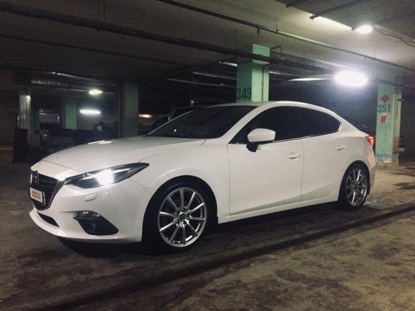 Mazda 3 BM белая