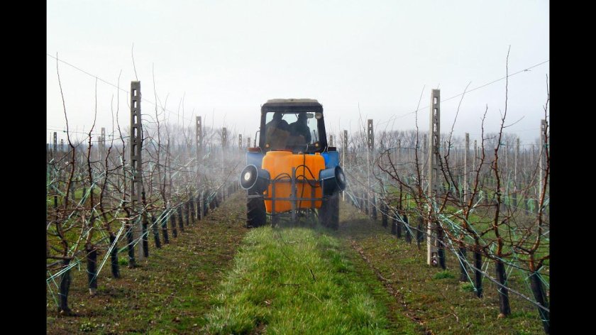 Опрыскиватель для обработки садов навесной вентиляторный