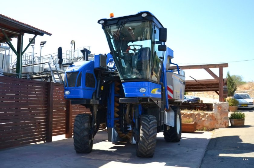 Виноградоуборочный комбайн New Holland