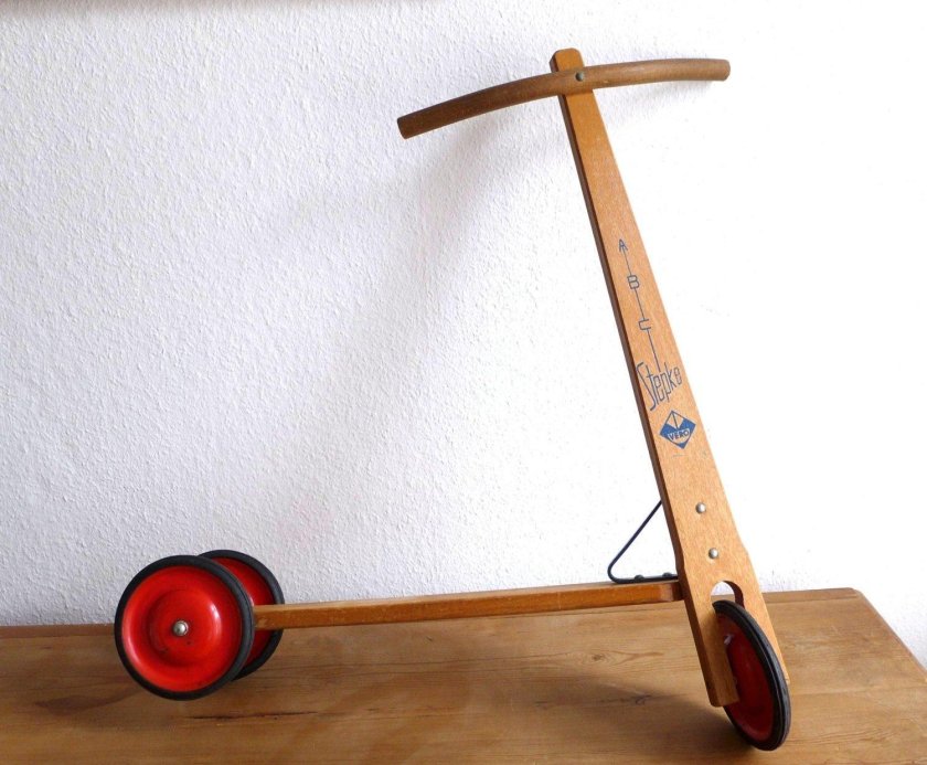 Деревянный самокат