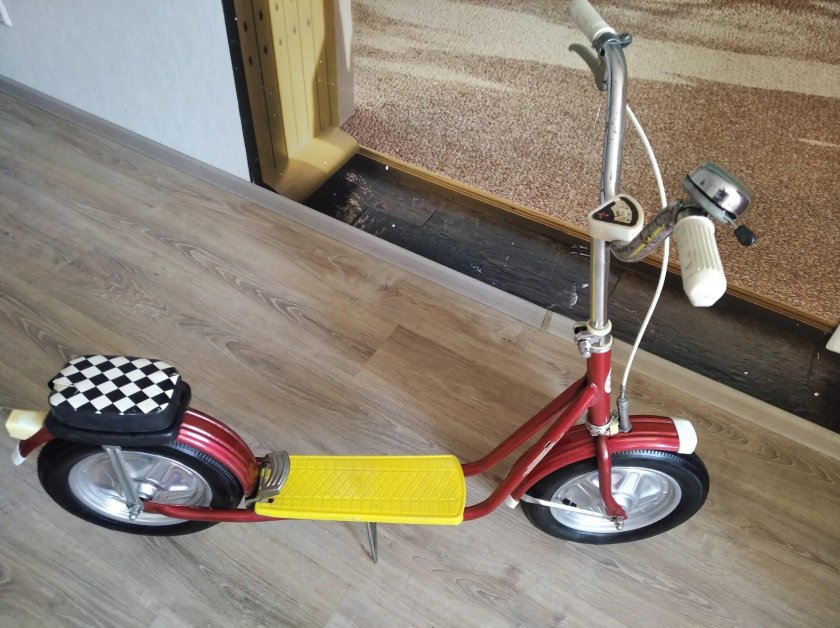 Самокат ГДР на надувных колесах