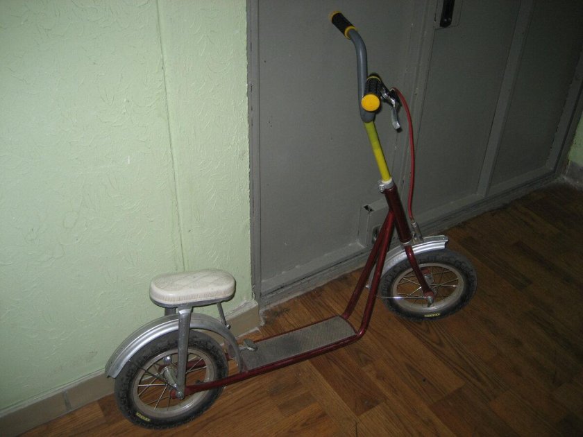 Самокат ГДР на надувных колесах