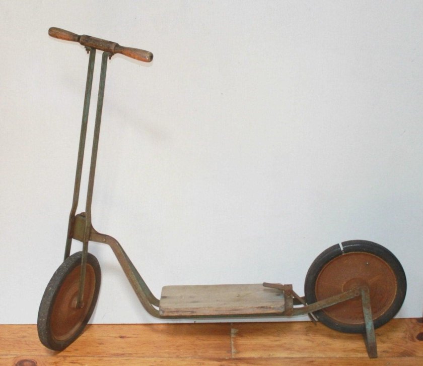 Старинный самокат