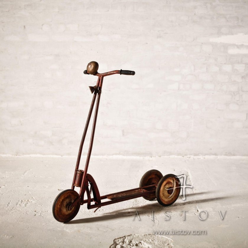 Старинный самокат