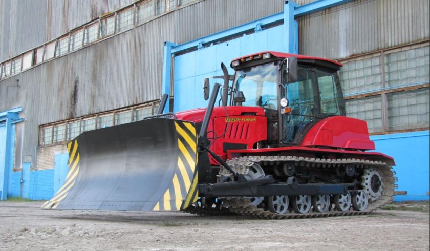 Гусеничный трактор Беларус 1502