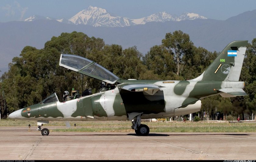 FMA IA-63 "Pampa", учебно-боевой самолет