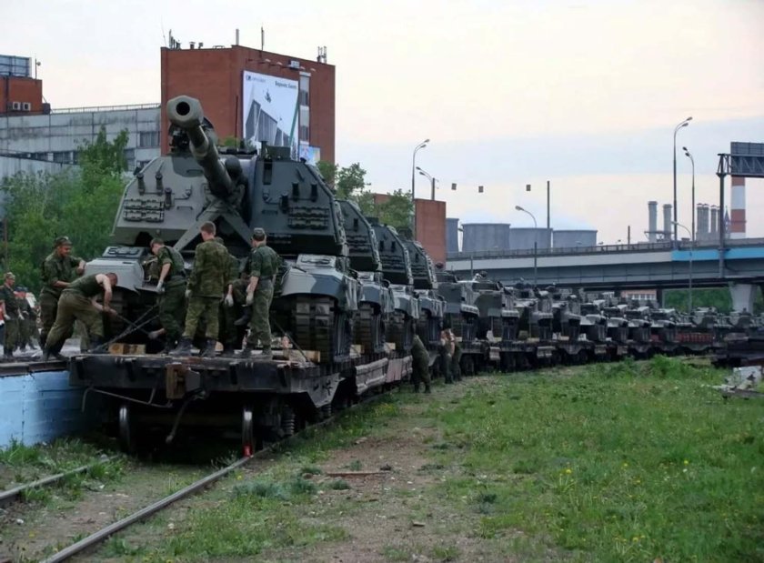 Эшелон военной техники