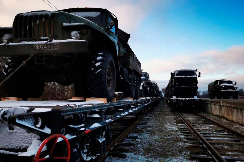 Эшелон военной техники