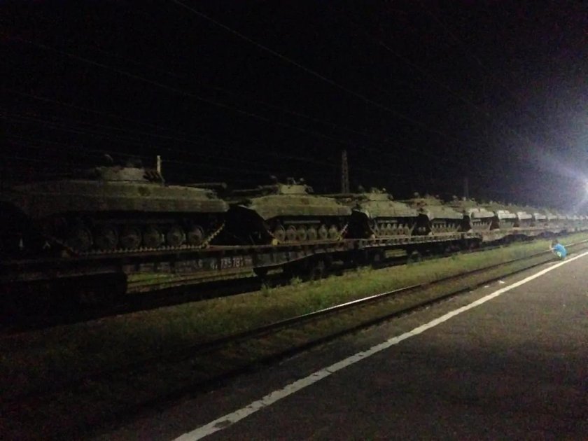 Военные в поезде ночью