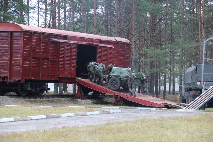 Эшелон военной техники