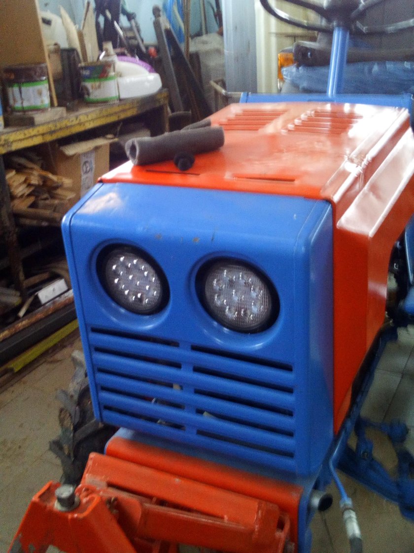 Фары на КМЗ-012