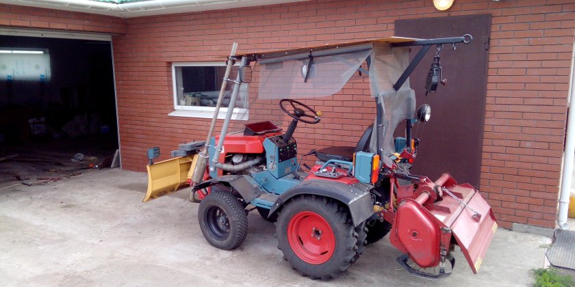 Трактор КМЗ-012