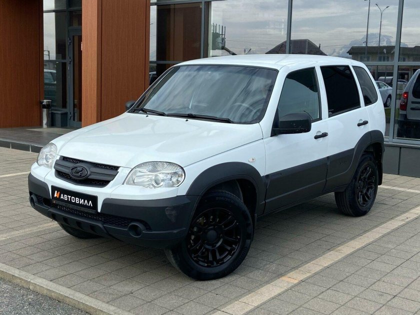 Белая шевроле нива