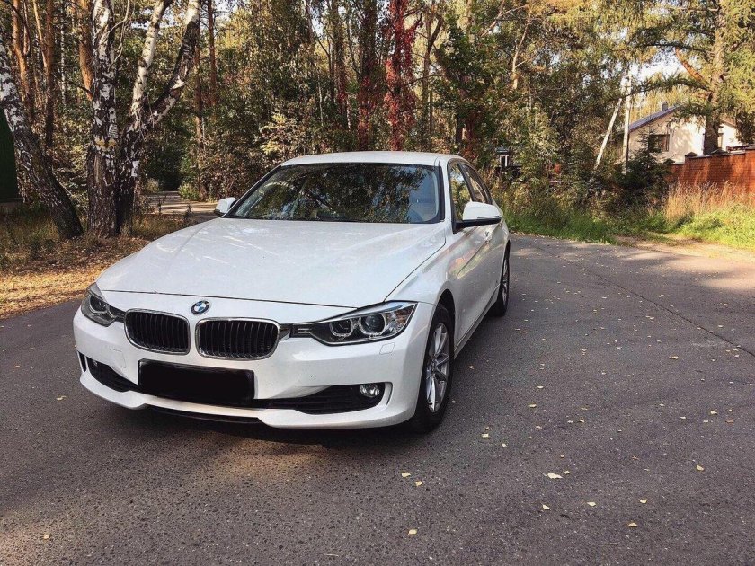 БМВ 320i белая