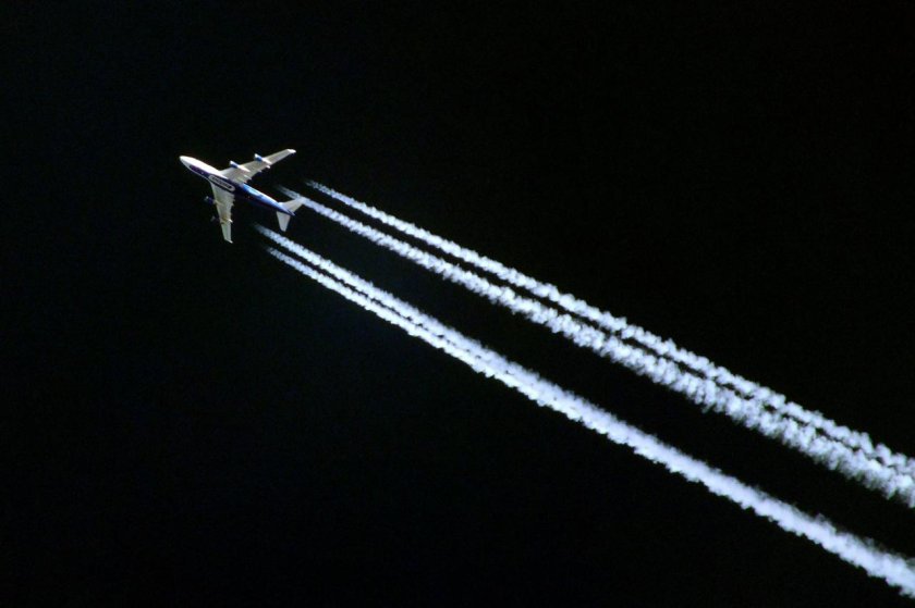 След самолета