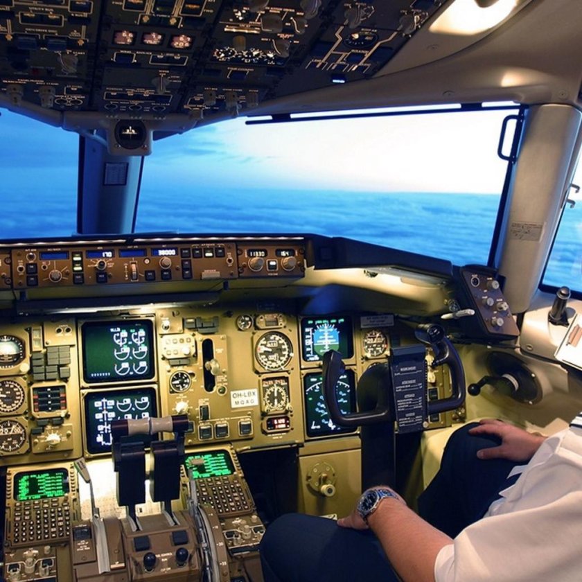 Пилот в кабине самолета