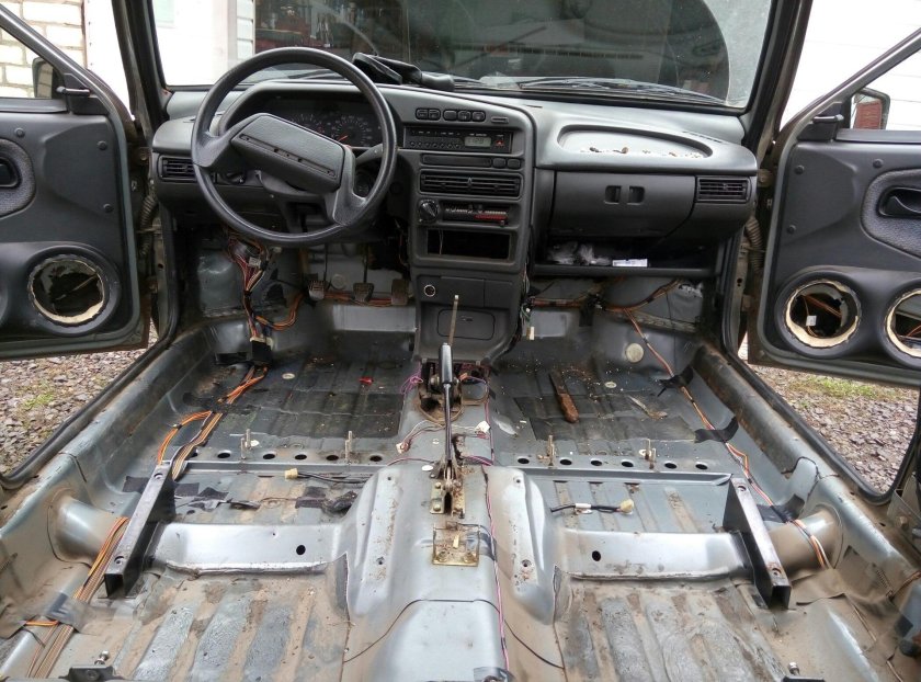 Пол салона ВАЗ 2114