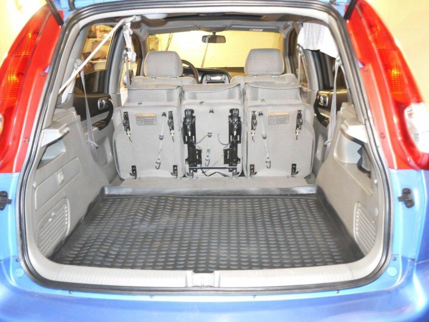 Mazda premacy 2000 багажник