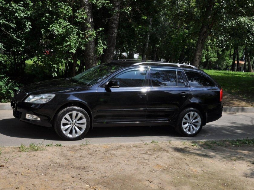 Шкода универсал черная