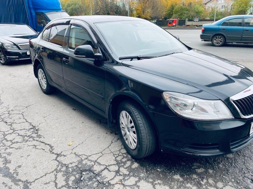 Шкода Октавия 2011 черного цвета