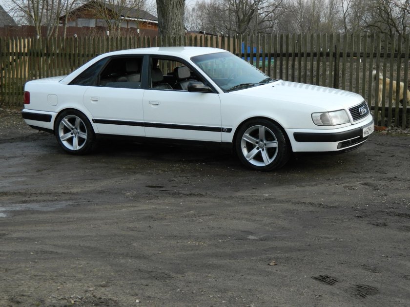 Ауди 100 белая