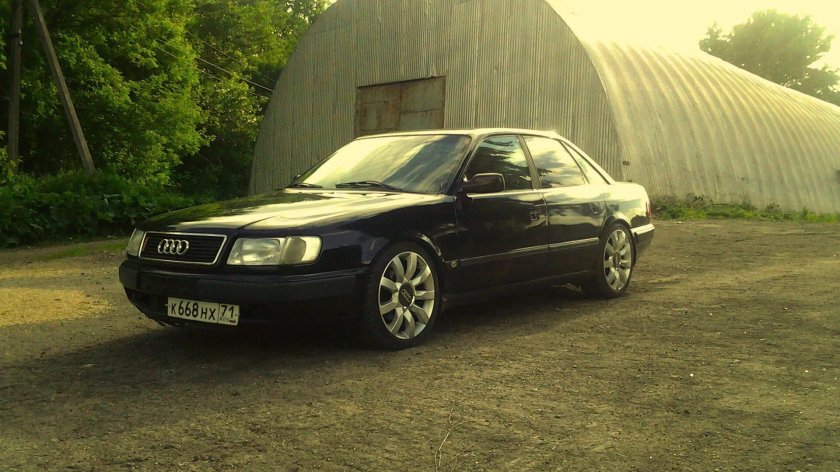 Ауди 100 черная