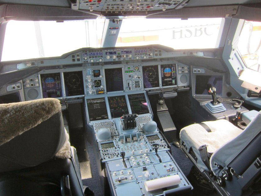 Airbus a380 кабина пилота