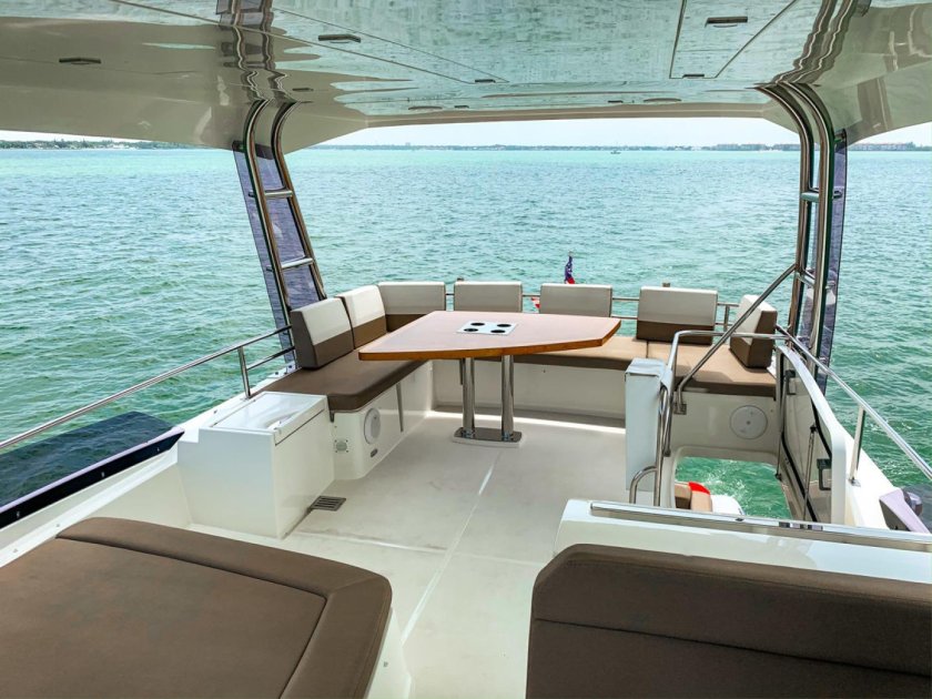 Яхта Престиж 550