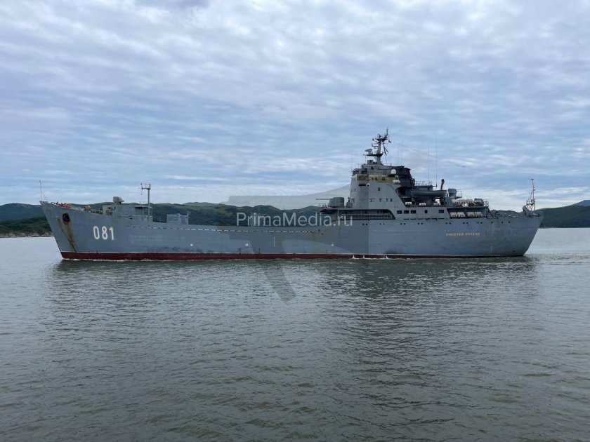 Военное судно подошедшее к берегам поселка Зарубино