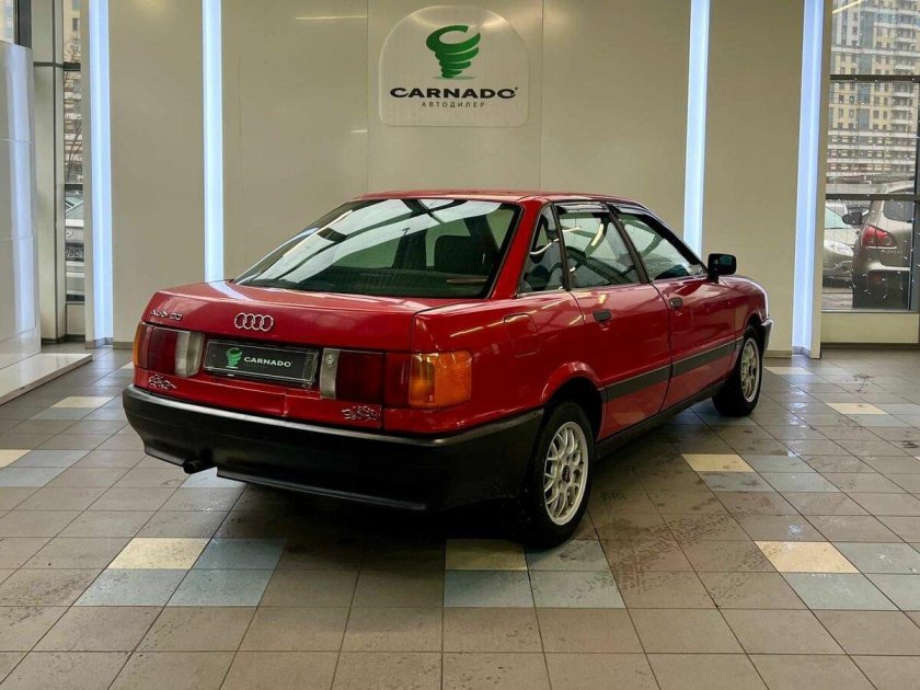 Красная ауди 80