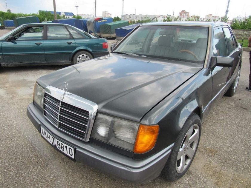 Мерседес-Бенц 230 1988
