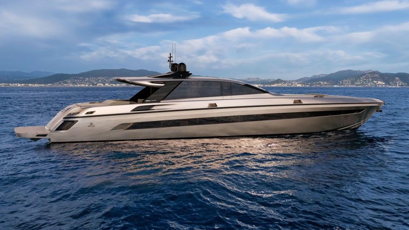 Красивая яхта